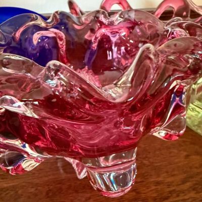 Sale Photo Thumbnail #20: Mid-century Murano-style hand-blown cranberry and clear art glass bowl with a ruffled rim and clear scroll feet.