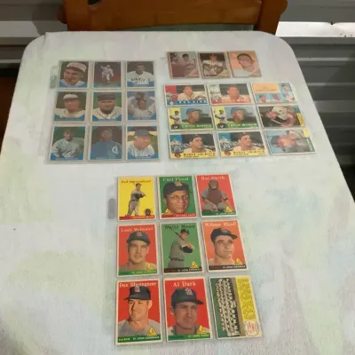 Vintage Baseball Trading Card Collection – Topps & Other Classic Players – Protective Sleeves
