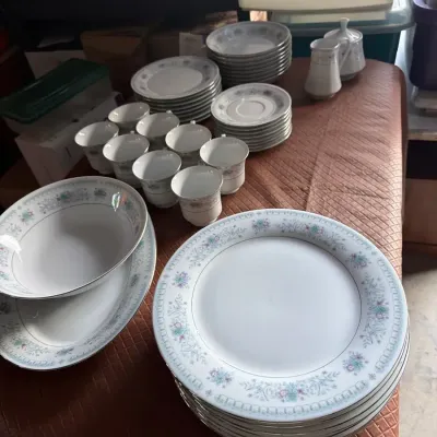 Crown Ming “Florence” Fine China Dinnerware Set with Serving Pieces