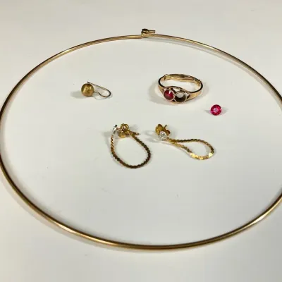 10K Wire Collar, Earrings And Garnet Ring*