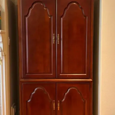 Traditional Media Armoire 