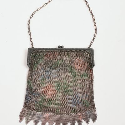 ART DECO CHAIN PURSE.