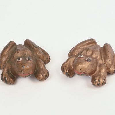 PAIR OF MID CENTURY BRASS FROGS.