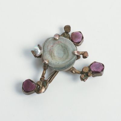 BRUTALIST BROOCH WITH AMETHYST, PEARL AND GEODE.