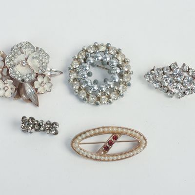 FOUR VINTAGE BROOCHES AND A CLIP.
