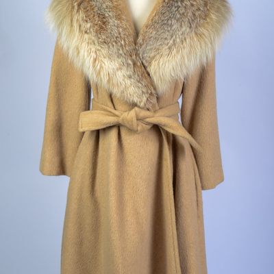 ALPACA SWING COAT WITH FOX COLLAR, SIZE M.