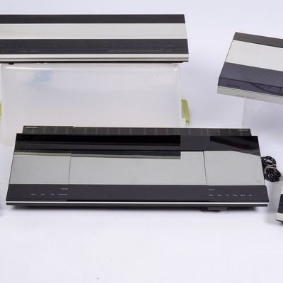 GROUP OF BANGS & OLUFSEN STEREO EQUIPMENT.