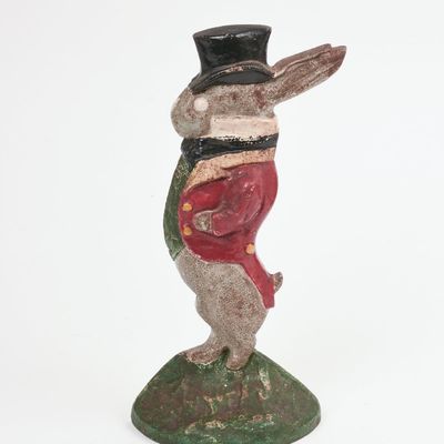CAST IRON RABBIT IN TOP HAT DOORSTOP.