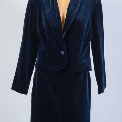 LAURA ASHLEY WOMEN'S JACKET AND PENCIL SKIRT.