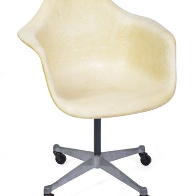 EAMES FIBERGLASS SWIVEL CHAIR.