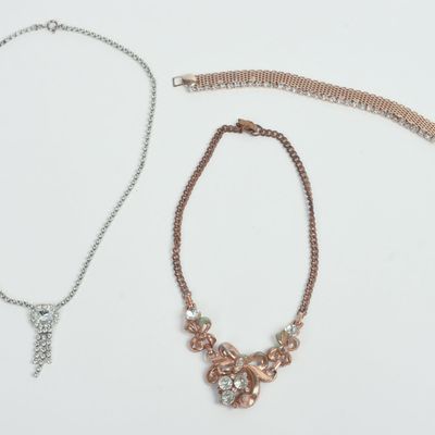 GROUP OF COSTUME JEWELRY.