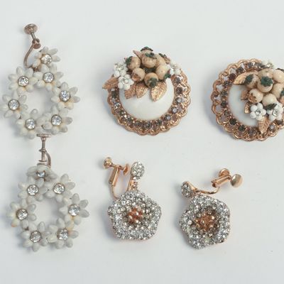 THREE PAIRS OF COSTUME JEWELRY EARRINGS.