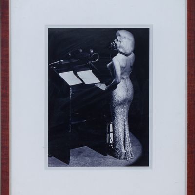 FRAMED PHOTOGRAPH OF MARILYN MONROE.