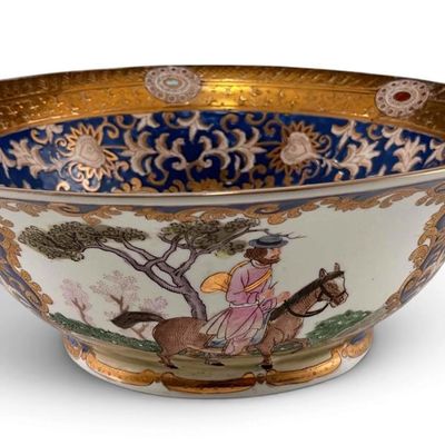 Chinese Export Gilt Porcelain Bowl With Fox Hunt Scene