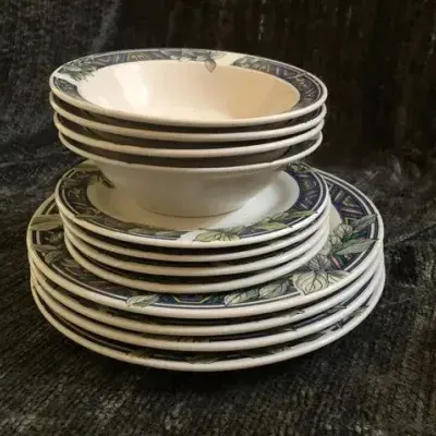 Gibson China Dinnerware Set – Geometric Leaf Pattern – 14 Pieces