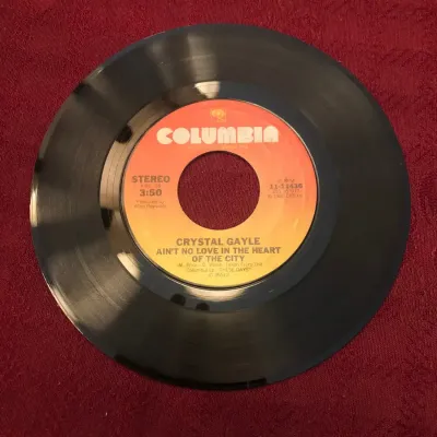 Crystal Gayle – “Ain’t No Love in the Heart of the City” / “Take It Easy” – Columbia 11-11436 – 45 R