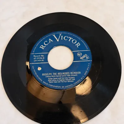 Spike Jones and His City Slickers – Rudolph the Red-Nosed Reindeer / Mommy, Won’t You Buy a Baby Bro