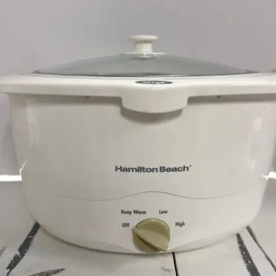 White Hamilton Beach Crockpot 