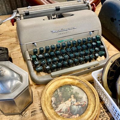 Sale Photo Thumbnail #136: Vintage typewriter