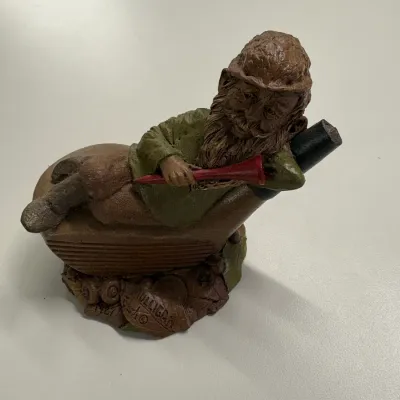 Tom Clark 'Mulligan' golf gnome resin figurine, dated 1981, depicting a gnome lying on a golf club head with a red tee.