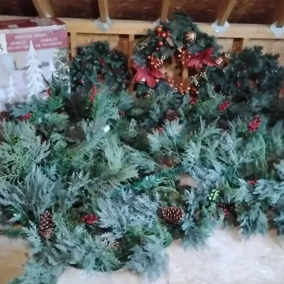 Christmas Garland, Lighted Wreaths & Winter Tree Décor Lot