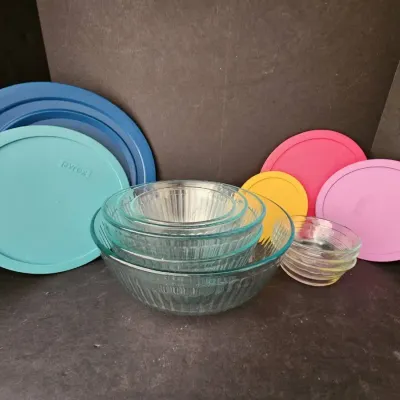 8-Piece Pyrex Glass Mixing Bowl Set with Colorful Lids