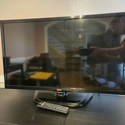 LG 32" Flat Screen LED TV with Remote 
