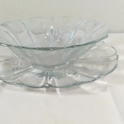 Clear glass chip and dip set featuring scalloped edges and molded leaf details.