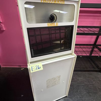 Sale Photo Thumbnail #73: E26-PHOTO BOOTH!!

The printer has a brand new roll of photo paper on it minus one (659)
It will come with an additional new roll (700)

This also will come with a brand new ink cartridge.

All items pictured will be included.

This requires a subscriptio