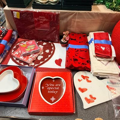 Sale Photo Thumbnail #160: Valentine table decor