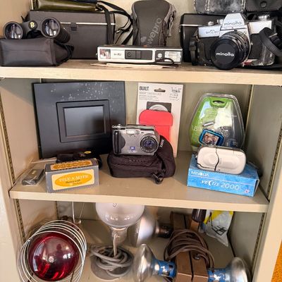 Sale Photo Thumbnail #130: Vintage cameras