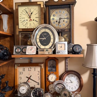 Sale Photo Thumbnail #44: Vintage clocks