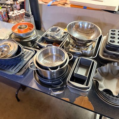 Sale Photo Thumbnail #151: Metal bakeware
