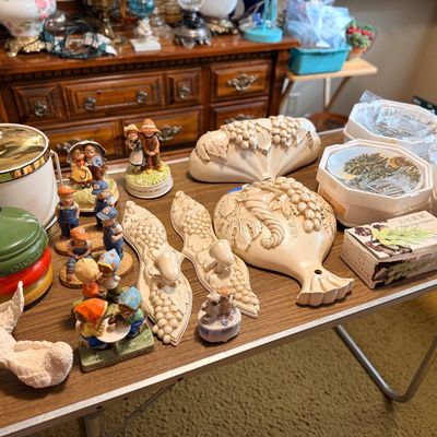 Sale Photo Thumbnail #47: Vintage ceramics and glass grapes