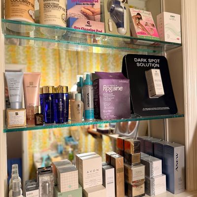 Sale Photo Thumbnail #171: New inbox, beauty creams, Avon, Estée Lauder