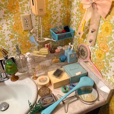Sale Photo Thumbnail #170: Vintage beauty items