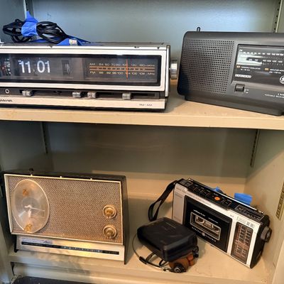 Sale Photo Thumbnail #123: Vintage radios