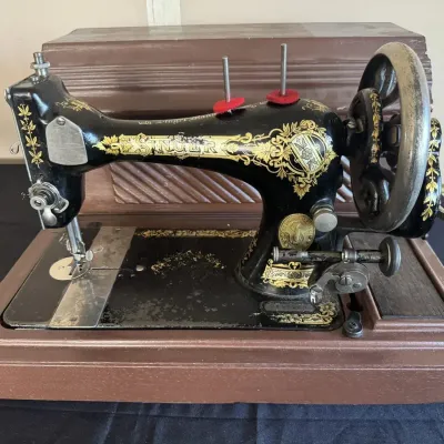 Antique Singer Hand Crank Sewing Machine Clydebank Scotland c1908 Wood Case