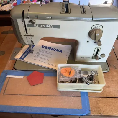 Swiss Bernina Favorit Zigzag Sewing Machine Maple Cabinet Foot Pedal Manual