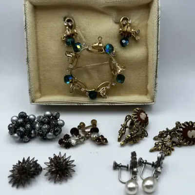 Retro Clip Screw-Back Earring Assortment Green Crystal Wreath Brooch Cameo Pearl