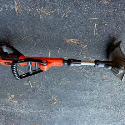 Sale Photo Thumbnail #83: Lot084 Black+Decker Cordless String Trimmer / Edger