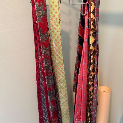 Sale Photo Thumbnail #90: Collection of vintage men's silk neckties.