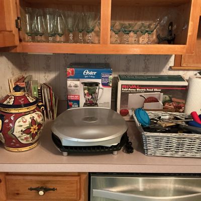 Sale Photo Thumbnail #53: More kitchen items