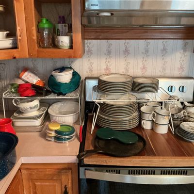 Sale Photo Thumbnail #56: More kitchen items