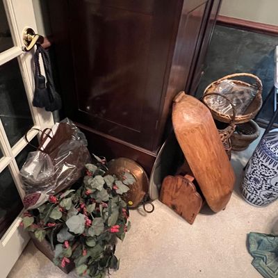 Sale Photo Thumbnail #18: Vases and wooden decors