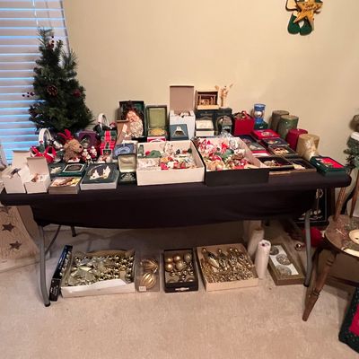 Sale Photo Thumbnail #32: Christmas knick knacks