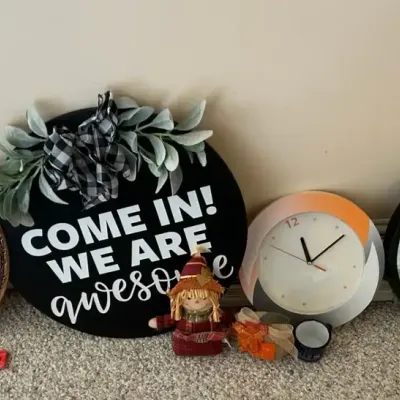 Assorted clocks and wall hangings ($7.81)