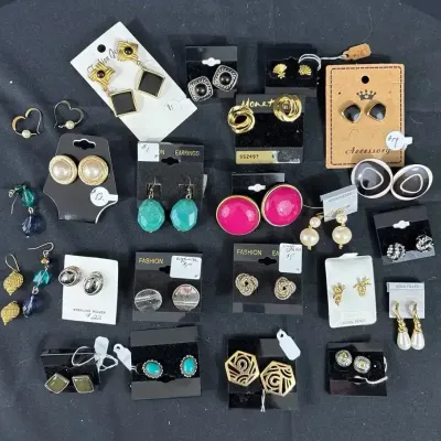Lot Of Assorted Women’s Fashion Earrings 