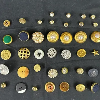 Lot Of 39 Vintage Assorted Metal And Plastic Sewing Buttons
