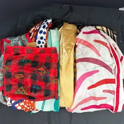 Huge Lot Of Women’s Assorted Women’s Scarves Including Many Silk
